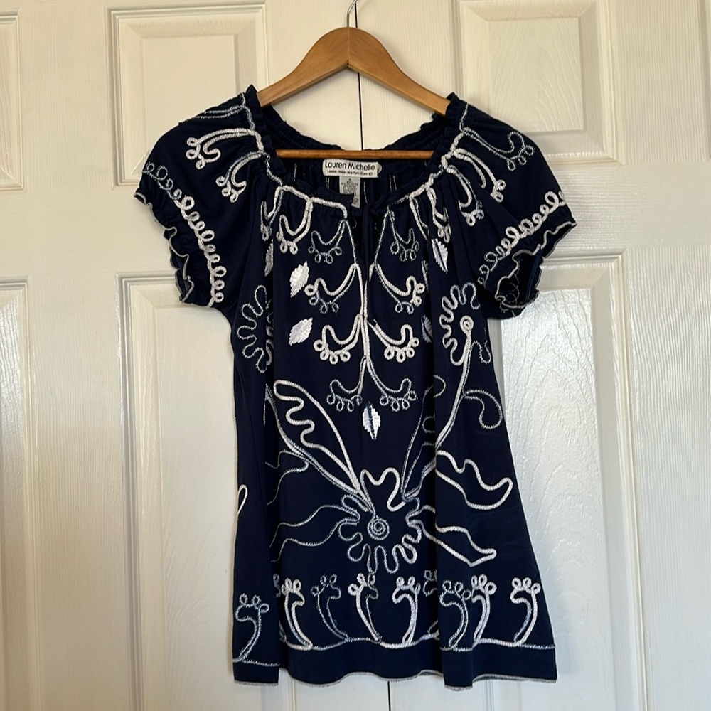 Lauren Michelle short sleeve top tunic.  Size M worn once blue with appliqué.